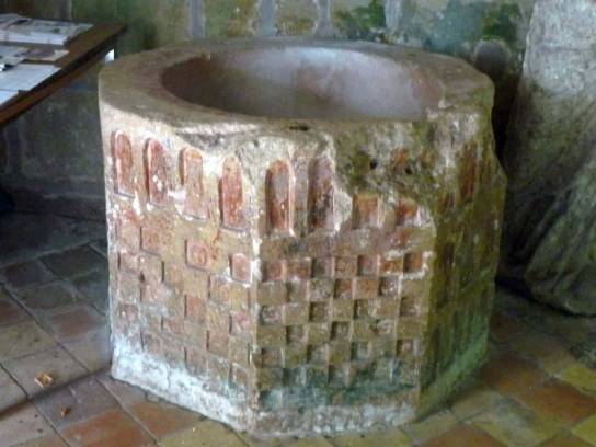 Église Saint-Vincent : fonts baptismaux (13e s.) - Puymoyen, Charente, Nouvelle-Aquitaine, France.