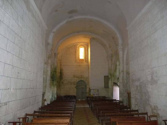 Église Sainte-Madeleine : la nef, vue vers l'entrée - Touvre, Charente, Nouvelle-Aquitaine, France.