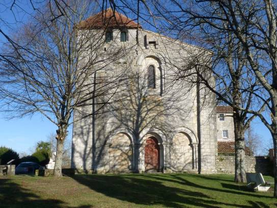Église Sainte-Madeleine : la façade et le clocher fortifié, à l'ouest - Touvre, Charente, Nouvelle-Aquitaine, France.