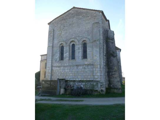 Église Sainte-Madeleine : mur d'abside plan, à la mode templière - Touvre, Charente, Nouvelle-Aquitaine, France.