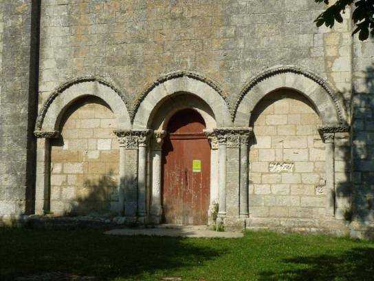 Église Sainte-Madeleine : l'entrée - Touvre, Charente, Nouvelle-Aquitaine, France.