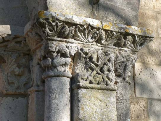 Église Sainte-Madeleine : un chapiteau près de l'entrée - Touvre, Charente, Nouvelle-Aquitaine, France.
