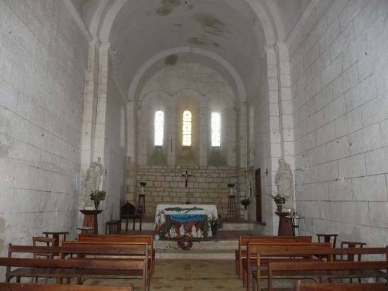 Église Sainte-Madeleine : la nef, avec mur plat et trois baies style commanderie templière de Charente - Touvre, Charente, Nouvelle-Aquitaine, France.
