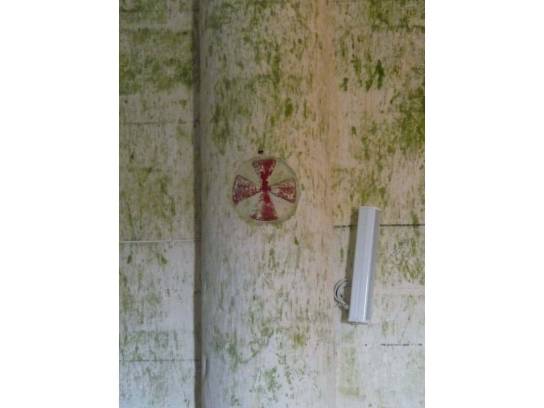 Église Sainte-Madeleine : une croix sur une colonne (similaire au symbole des Templiers) - Touvre, Charente, Nouvelle-Aquitaine, France.