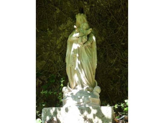Ermitage de Bellevau : statue de la vierge - Sers, Charente, Nouvelle-Aquitaine, France.