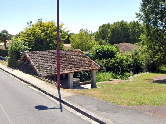 Lavoir de l'Abbaye : vue de la route - La Couronne, Charente, Nouvelle-Aquitaine, France.