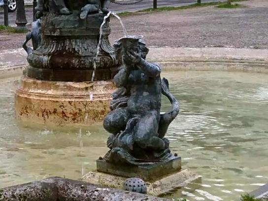 Un des quatre angelots de la fontaine chevauchant des tritons place du Minage  - Angoulême, Charente, Nouvelle-Aquitaine, France.