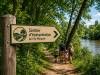 Panneau directionnel Sentier d'interprétation de l'île Marquet - Angoulême, Charente, Nouvelle-Aquitaine, France.