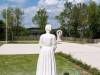 La part de l'autre : statue figurative, vu de dos, représentant une femme du début du 20ᵉ siècle - Champniers, Charente, Nouvelle-Aquitaine, France.