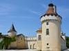 Château de l'Oisellerie : une des tours et le portail d'entrée - Saint-Michel, Charente, Nouvelle-Aquitaine, France.