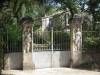 Château du Diable : les piliers sculptés à l'entrée - Puymoyen, Charente, Nouvelle-Aquitaine, France.