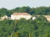 Logis de Frégeneuil surplombant la vallée de l'Anguienne, vu depuis la route de Villebois-Lavalette à Angoulême - Soyaux, Charente, Nouvelle-Aquitaine, France.