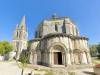 Église Saint-Michel : la façade et le clocher séparé de l'église - Saint-Michel, Charente, Nouvelle-Aquitaine, France.